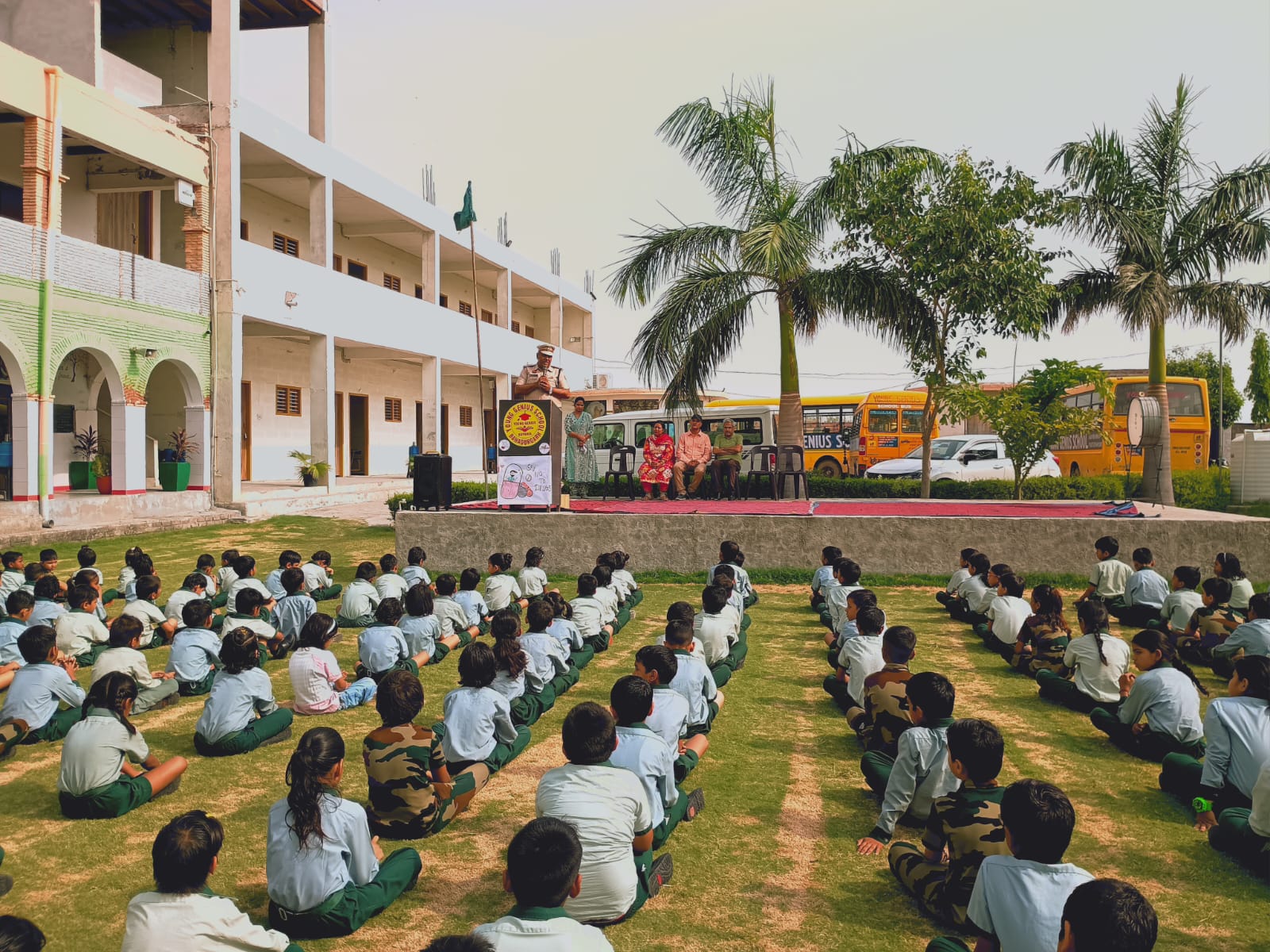  यगं जीनीयस स्कूल बुपनिया मे यातायात नियमो व नशा मुक्ति बारे समुदायक पुलिसिग टीम द्वारा काफी सख्या मे 360छात्रो वा15 अध्यापको  को जागरूक किया गया।