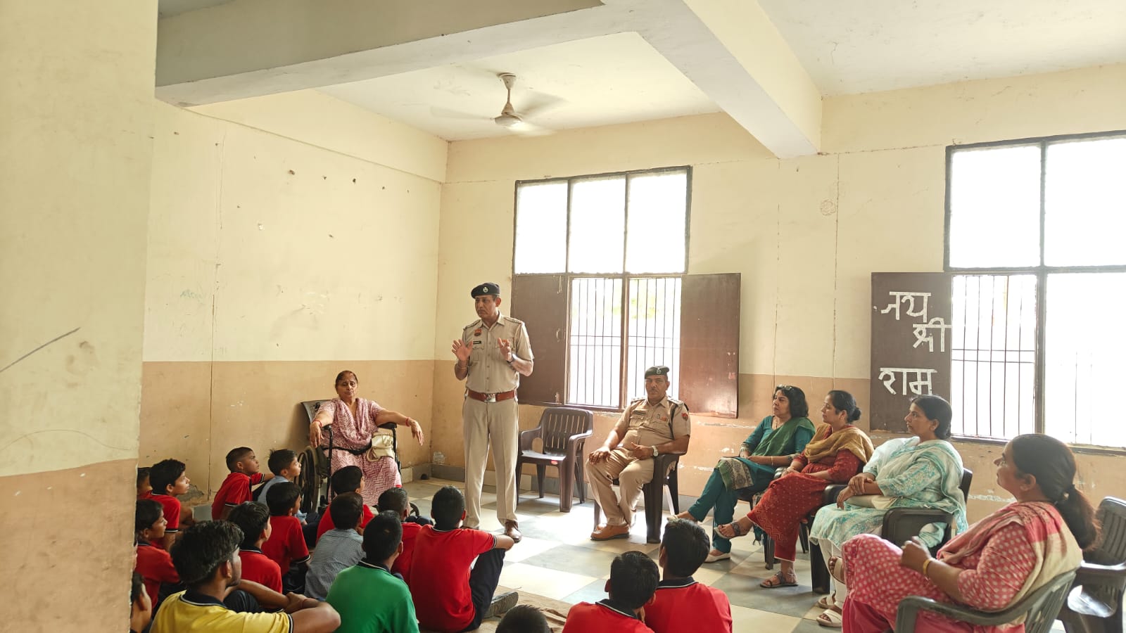  गोरमैन्ट   हाई स्कूल बराही मे यातायात नियमो व नशा मुक्ति बारे समुदायक पुलिसिग टीम द्वारा काफी सख्या मे छात्रो वा अध्यापको को जागरूक किया गया।