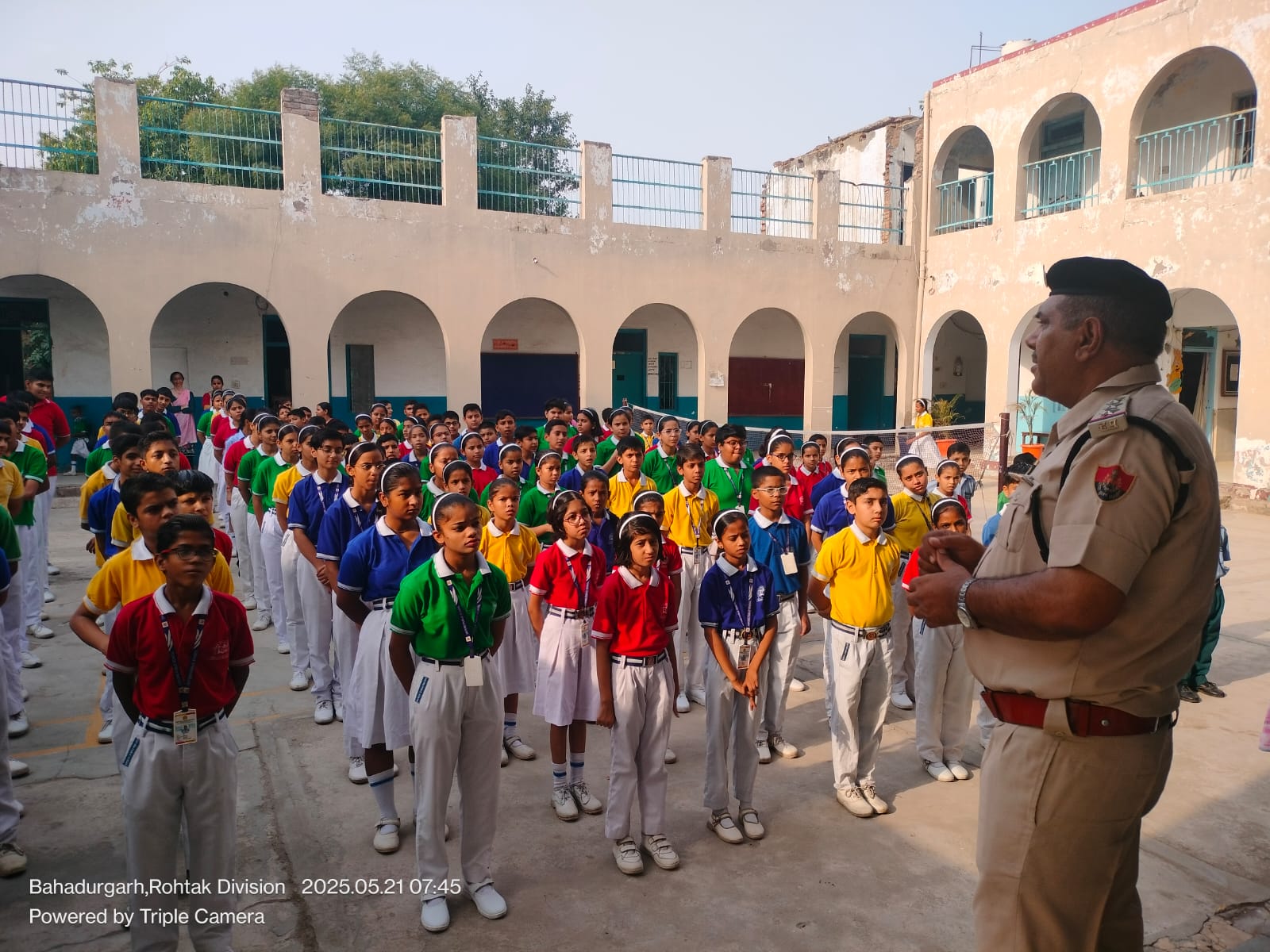  जनता सी० सै० स्कूल बहादुरगढ   मे यातायात नियमो व नशा मुक्ति बारे समुदायक पुलिसिग टीम द्वारा काफी सख्या मे छात्रो वा अध्यापको को जागरूक किया गया।