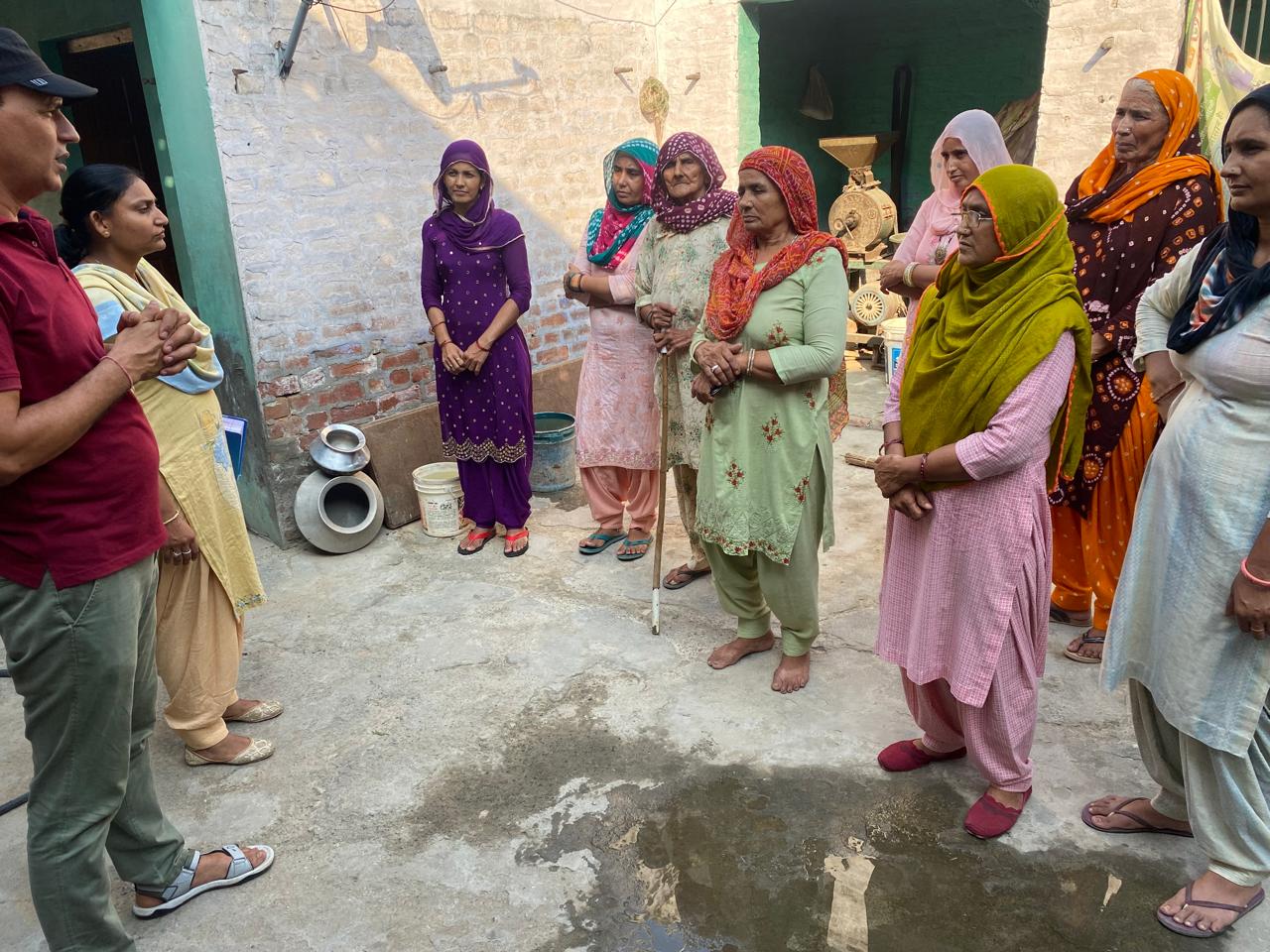 जयहिन्द मैम नशा मुक्ति अभियान डोर टु डोर गांव बिरोहड थाना साल्हावास