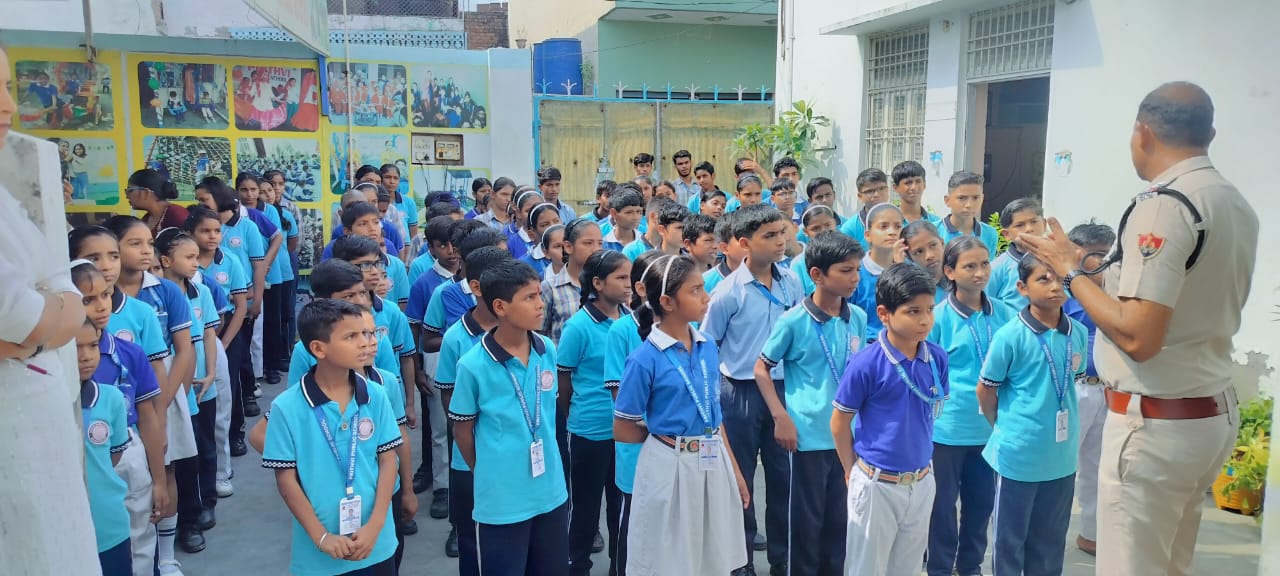 जयहिन्द मैम   पृथ्वी पब्लिक स्कूल बहादुरगढ  मे बच्यो को सड़क सुरक्षा नशामुक्ति बारे ज़ागरूक किया गाया