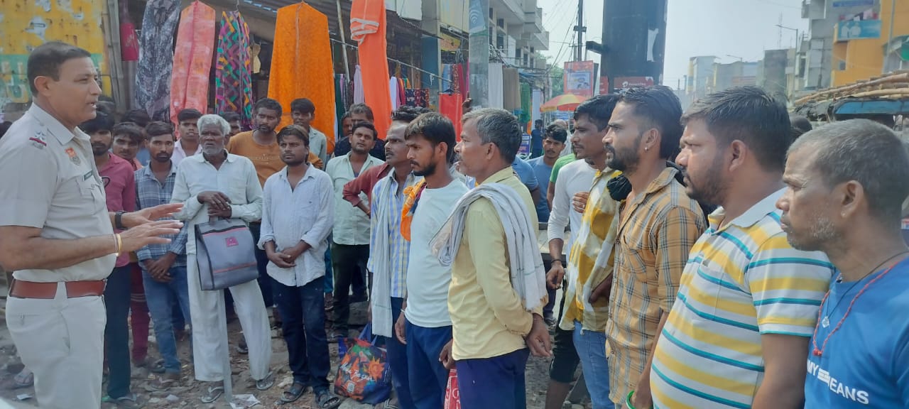 जय हिन्दमैम लेबर चौक रेलवे रोड बहादुर गढ पर आम जन को नशा मुक्ति वा सड़क सुरक्षा बारे जागरूक करते उ० नि० सत्यप्रकाश नशा मुक्ति टीम बहादुरगढ