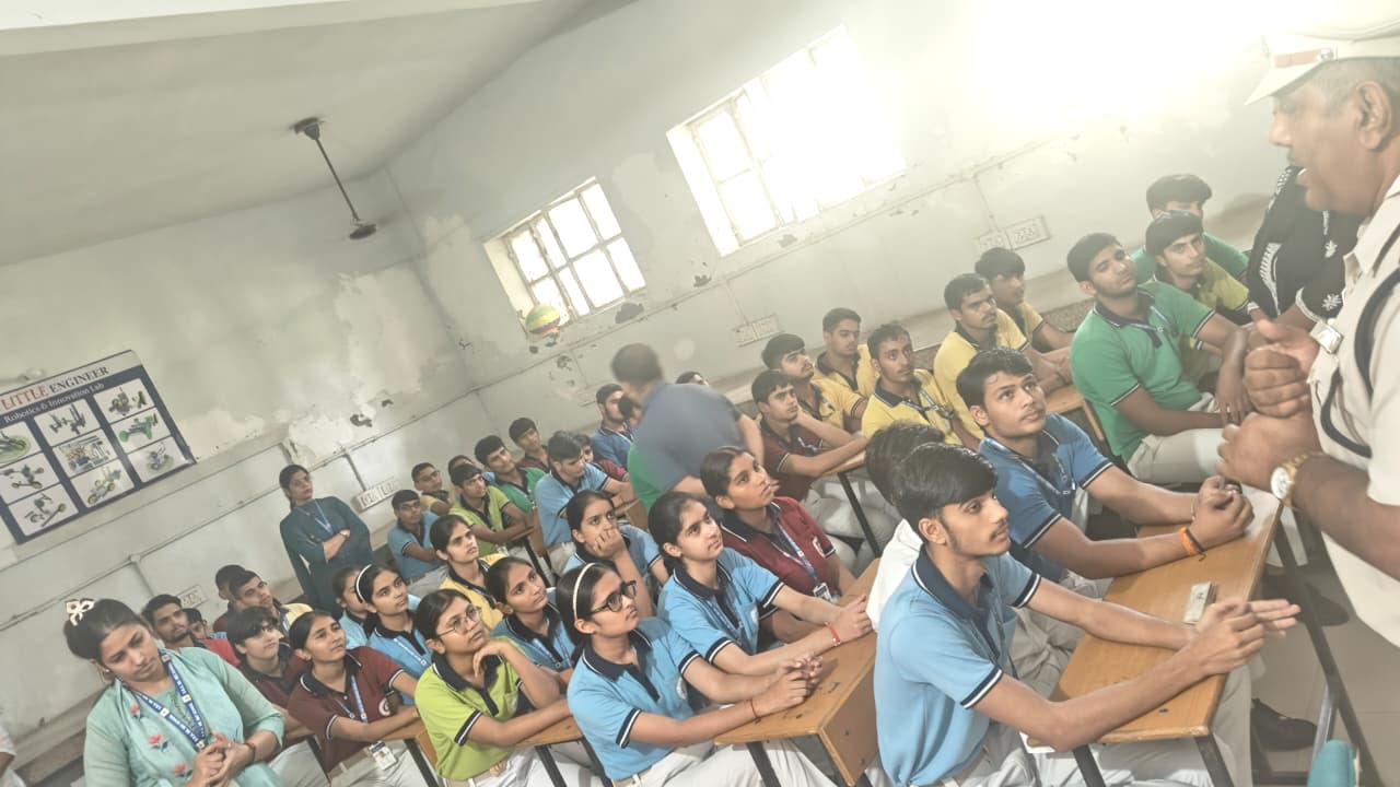 जयहिन्द मैम   DRAपब्लिक स्कूल माजरी मे बच्यो को सड़क सुरक्षा नशामुक्ति बारे ज़ागरूक किया गया