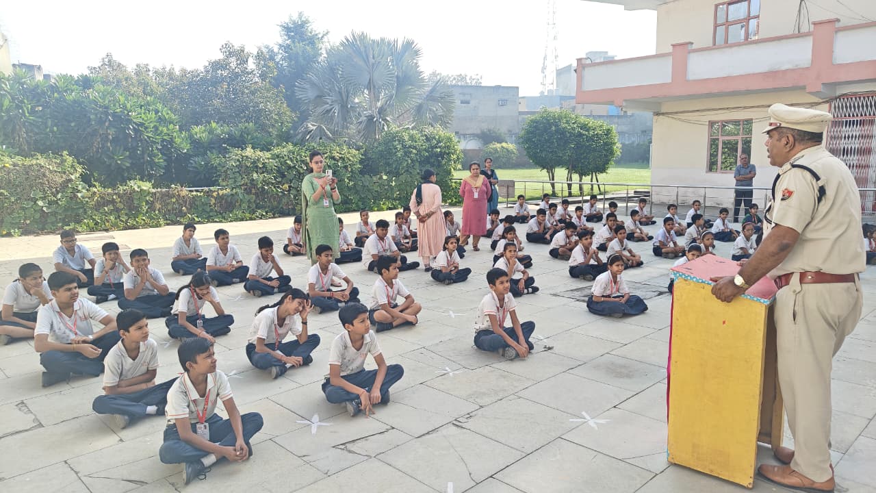 जयहिन्द मैम  आज बिरला ओपन माईड ईन्ट्रनैशनल स्कूल बहादुरगढ  मे बच्यो को सड़क सुरक्षा नशामुक्ति बारे ज़ागरूक किया गया