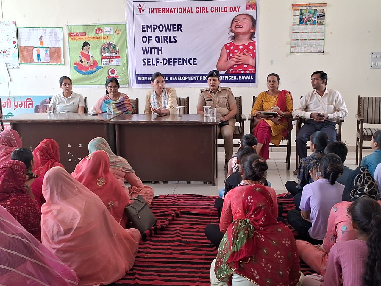 The district police organized a police school at the SDM office, Bawal to make the girl students and Anganwadi workers aware about crimes against women, cyber crime and dial 112.