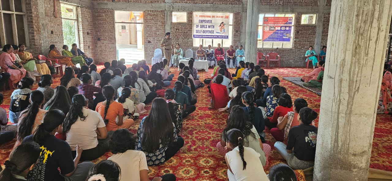 The district police organized a police school at Guru Ravidas Temple, Rewari to make the girl students, women and Anganwadi workers aware about crimes against women, cyber crime and dial 112.