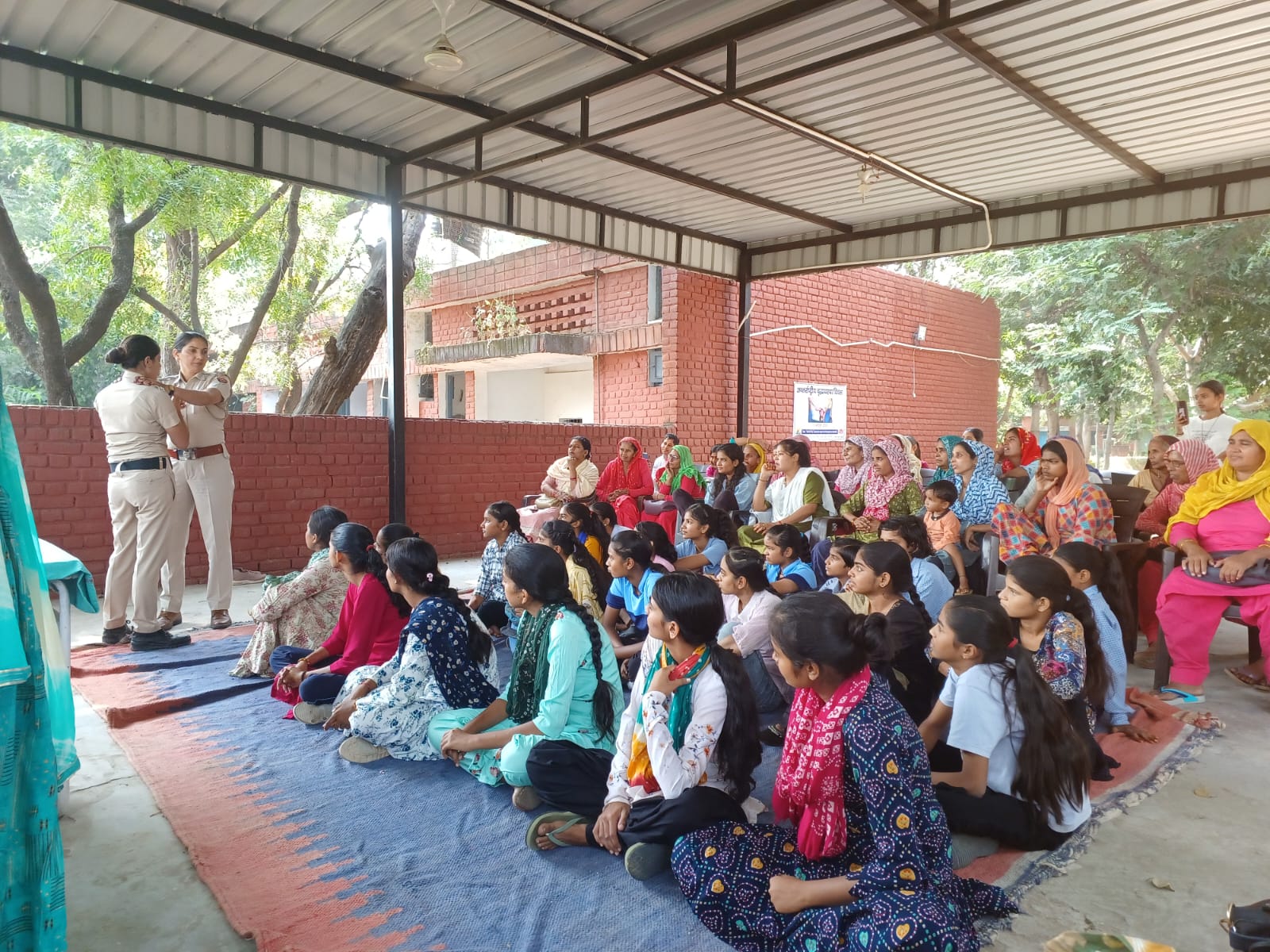 The district police organized a police school at the Community Health Center, Village Khol, and made the girl students, women and Anganwadi workers aware about crimes against women, cyber crimes and dial 112.