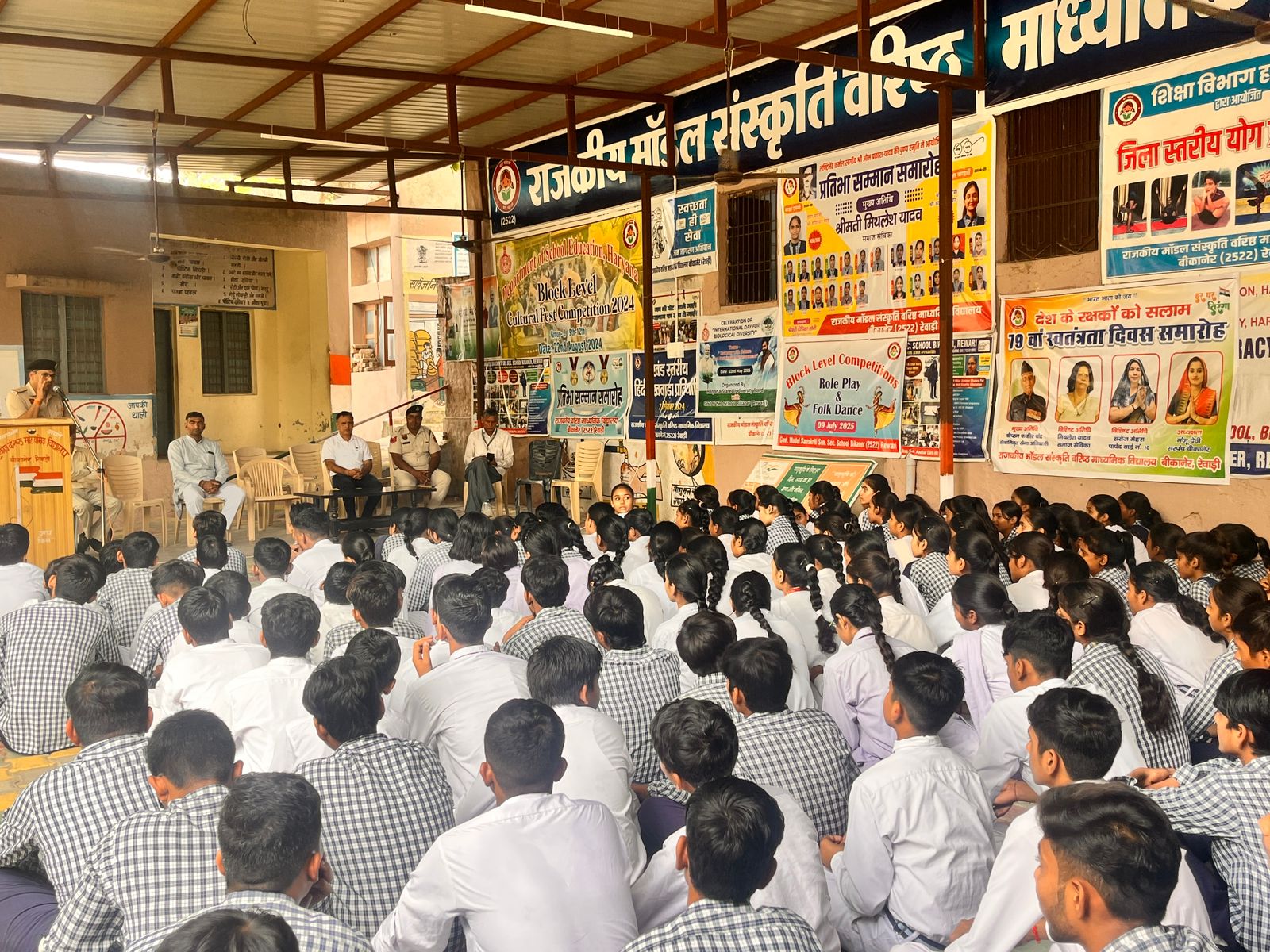 रेवाड़ी पुलिस का साइबर जागरूकता अभियान लगातार जारी, राजकीय माडल वरिष्ठ माध्यमिक विद्यालय गांव बीकानेर में स्टूडेंट्स/स्टाफ को किया साइबर अपराध बारें जागरूक।
