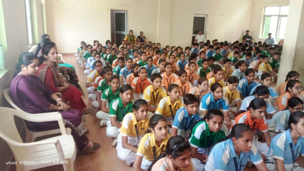 जिला पुलिस रेवाड़ी की नशा मुक्त टीम ने गांव गुरावड़ा के स्‍वामी विवेकानन्‍द व सर्वहिन्‍द सी0 सै0 स्‍कूल गुरावड़ा में विद्यार्थियों को नशे के दुष्प्रभाव, डायल 112, व महिला/बच्चों विरुद्ध अपराधों सहित विभिन्न जानकारी देकर किया जागरूक