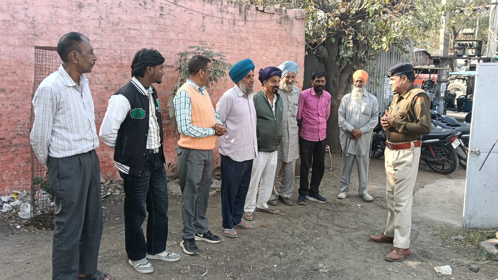 अम्बाला पुलिस द्वारा आमजन/युवाओं को साईबर जागरूकता, नशे से दूर रहने बारे किया जागरूक और पढाया यातायात नियमों का पाठ  नशे बारे एनसीबी मानस पोर्टल ट्रोल फ्री नम्बर 1933  व साइबर धोखाधड़ी होने पर तुरन्त हेल्पलाईन नं0 1930 पर काॅल कर सूचना दे सकते है नागर