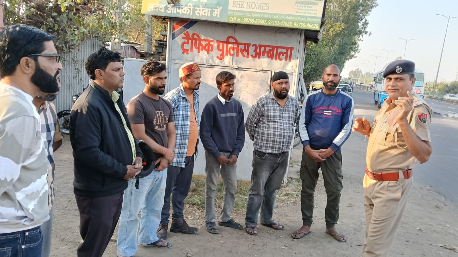 अम्बाला पुलिस द्वारा आमजन को साईबर जागरूकता, नशे से दूर रहने बारे किया जागरूक और पढाया यातायात नियमों का पाठ, नशे बारे एनसीबी मानस पोर्टल ट्रोल फ्री नम्बर 1933, तथा साइबर अपराध होने पर हेल्प लाईन नम्बर 1930 पर काॅल कर सूचना दे सकते है नागरिक पुलिस अध