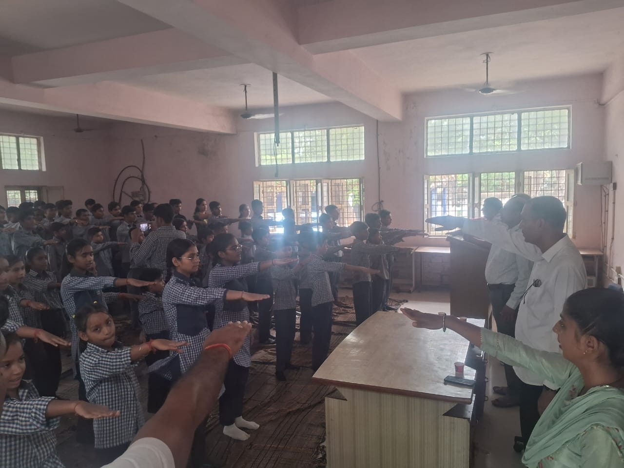 “सेवा पखवाड़ा” कार्यक्रम के तहत जिला पुलिस की -नशा मुक्त टीम ने गवर्नमेंट स्कूल गांव करावरा मानकपुर, रोझुवास व गांव शादीपुर का दौरा कर स्टूडेंट्स/आमजन को नशे के दुष्प्रभाव, डायल 112, व महिला/बच्चों विरुद्ध अपराधों सहित विभिन्न जानकारी देकर किया जागरू