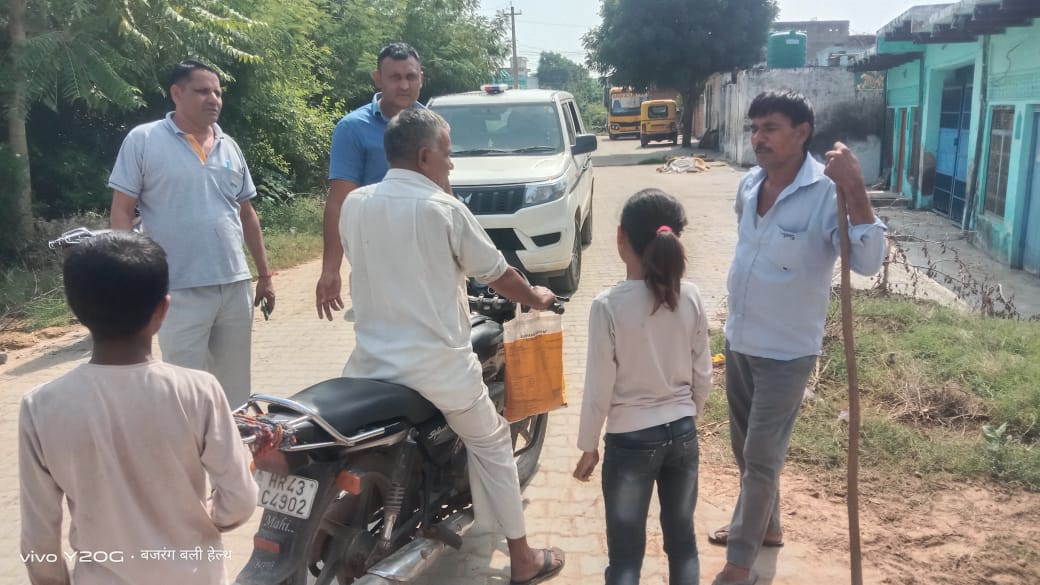 जिला पुलिस की नशा मुक्त टीम ने गांव हांसावास, चौकी नं 1 व रतनथल में डोर टू डोर जाकर ग्रामीणों नशे के दुष्प्रभाव एवं बचाव बारे किया जागरूक।