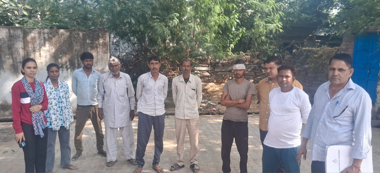 जिला पुलिस की नशा मुक्त रेवाड़ी संकल्प के साथ नशा मुक्ति टीम ने डोर टू डोर अभियान दौरान गांव बांस, बटोडी व खालेटा में ग्रामीणों को नशे के दुष्प्रभावों के बारे में किया जागरूक।