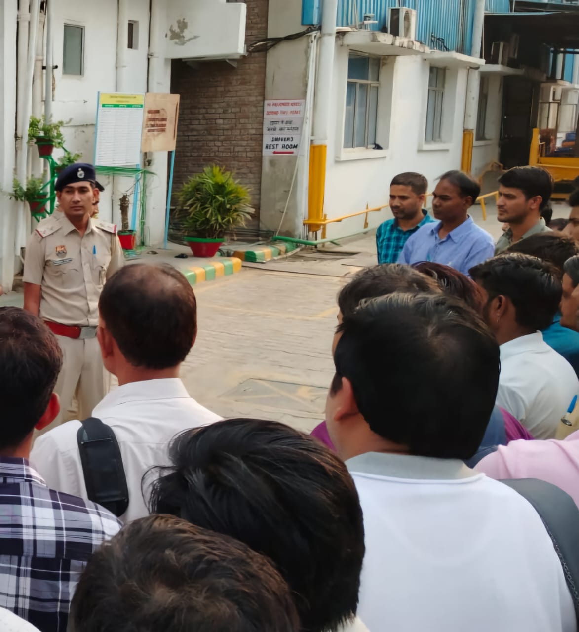 The district police organised a police school in the industrial area of ​​Dharuhera to make the general public aware about cyber crime.