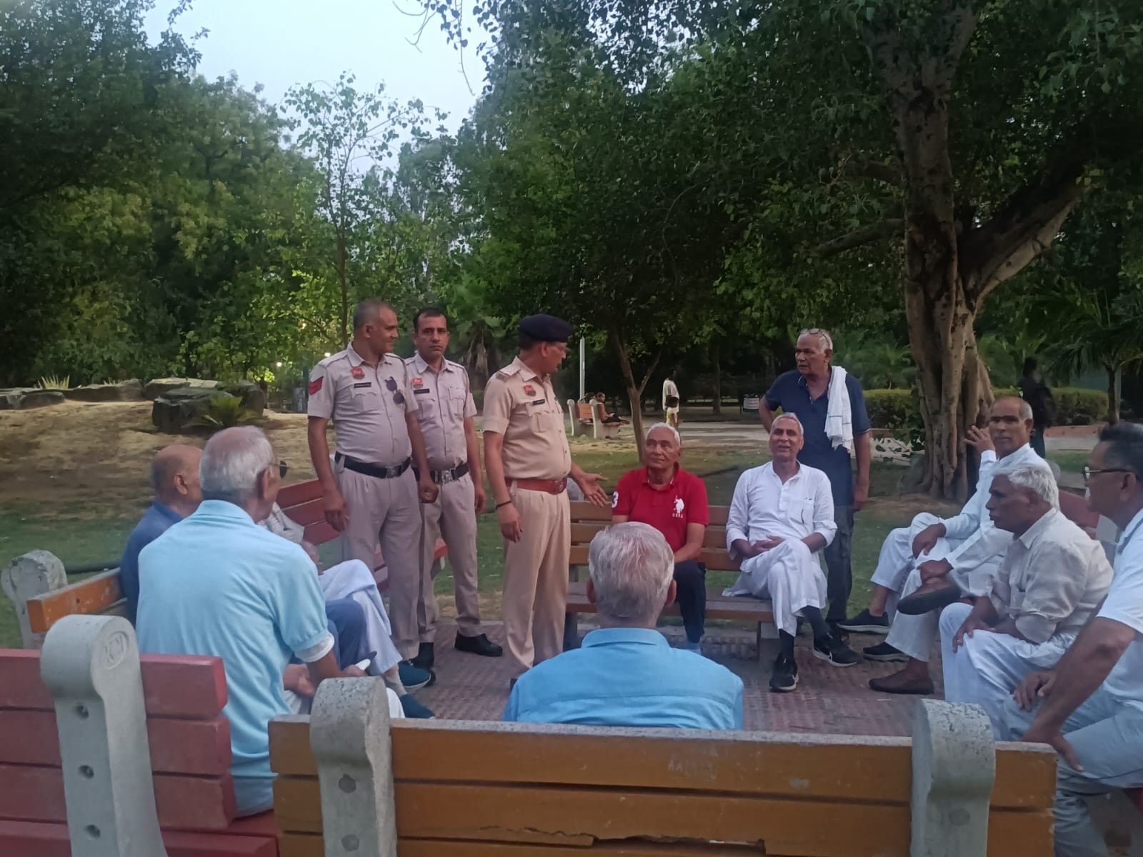 नशा मुक्त भारत पखवाडा अभियान के तहत अलग-अलग पुलिस टीमो द्वारा आमजन को पार्को मे किया गया जागरूक